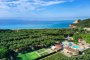 Complesso turistico con piscina vista mare.