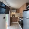 Una cucina moderna con elettrodomestici in acciaio e mobili in legno.