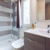 Un bagno moderno con doccia, lavabo e bidet.