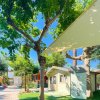 Un giardino con alberi, un piccolo edificio con un'insegna 