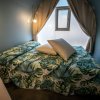Letto matrimoniale con copriletto a foglie.