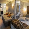 Interno elegante con letto e divano, illuminazione calda.