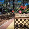 Un cartello di legno con scritto 