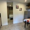 Interno di una cucina con tavolo decorato e vista su una stanza da letto.