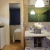Cucina con tavolo da pranzo, panca angolare e quadri alle pareti.