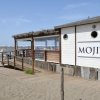 Edificio bianco sulla spiaggia con cartello 