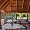 Tavoli apparecchiati in un ristorante all'aperto.