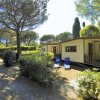 Casa mobile con sedie a sdraio.