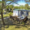 Casa mobile con veranda in campeggio alberato.