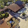 Complesso turistico con piscina, ombrelloni e area giochi.