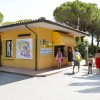 Edificio giallo con persone che entrano.