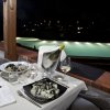 Tavolo apparecchiato vicino a piscina notturna.