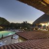 Piscina e tetto in tegole al tramonto.