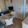 Interno moderno con tavolo da pranzo e cucina.