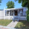 Veranda di una casa mobile circondata dal verde.