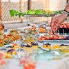 Tavolo imbandito con vari cibi e mano che sceglie antipasti.