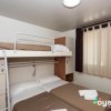 Letto a castello con materasso sottostante in una camera semplice.