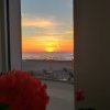 Tramonto visto da una finestra con vista mare.