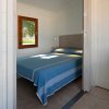 Stanza con letto matrimoniale e finestra.