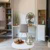 Interno moderno con tavolino e decori.