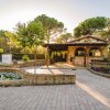 Edificio rustico in un giardino al tramonto.