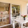 Terrazza con tavolo e sedie, vista cucina.
