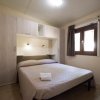 Camera da letto con armadio a ponte e finestra.