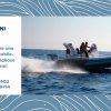 Gommoni sul mare con sfondo decorato.